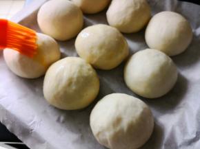 发酵至2倍大小，取出刷蛋液(此时预热烤箱180度，上下火，大概20分钟左右)