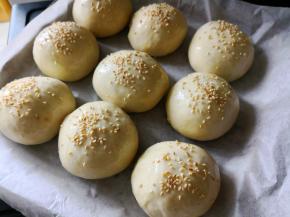 发酵至2倍大小，取出刷蛋液，撒芝麻。(此时预热烤箱180度，上下火，大概20分钟左右就烤好了)