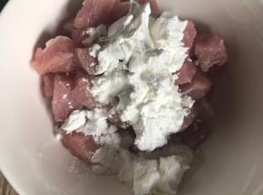 加入料酒、淀粉抓匀，腌制10分钟