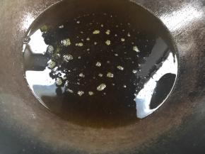 热锅，烧油至六成热