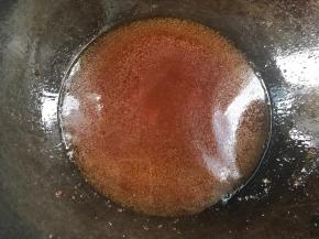 锅中再加入半碗清水和料汁煮开