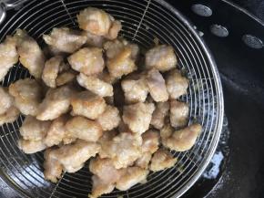 炸至表面微黄，捞出