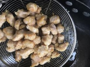 炸至表面微黄，捞出