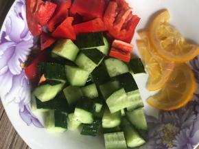 红椒、黄瓜洗净切丁，柠檬片备用