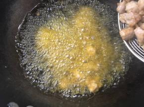 再次将油烧至八成热时，倒入猪里脊肉丁，复炸至金黄色