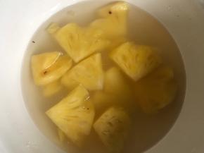 菠萝去皮，切丁，用盐水浸泡2小时以上