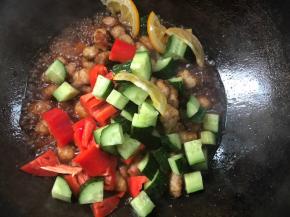 加入红椒、黄瓜和柠檬片