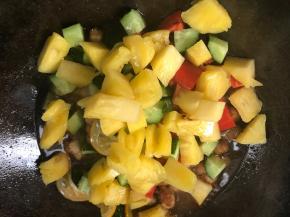 菠萝，翻炒均匀，至入味