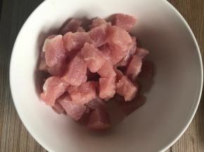 再切丁装入碗内