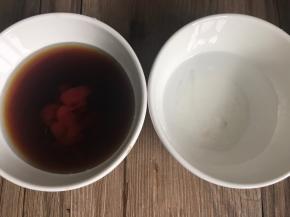 备两个碗，一个碗装入淀粉加适量清水，搅拌成淀粉水，另一个碗内装入半碗清水，加入醋以外的所有调料混合均匀