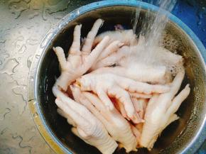 鸡爪解冻洗净