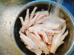 鸡爪解冻洗净
