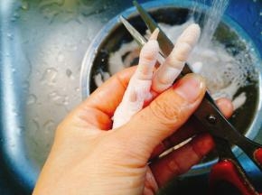 用厨房专用剪刀剪去指甲