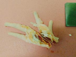 不喜欢吃整只鸡爪的就一切为二。