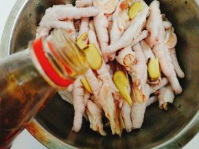 放入盆里加入姜片，料酒，拌均匀后腌制15分钟左右，这个作用是去腥哦。