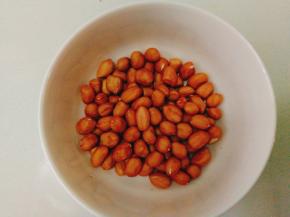 自制花生米，先将花生剥壳洗净表面晾干