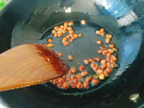 锅里油可以比炒菜时的油多些，保持小火，不断翻炒，以免焦了，