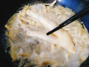 煮好的鸡爪沥干冷却