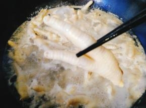 煮好的鸡爪沥干冷却