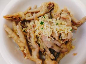 陆续加入佐料，先放蒜末