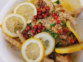 柠檬，之所以我没有标准确的剂量，是因为每个人的口味轻重不同，放的量也不同，可以根据自己的口味来调整用量哈，不常下厨的友友可以单独用碗先调好作料再倒入鸡爪里。