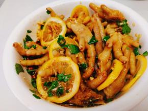 充分搅拌均匀，用筷子或是戴上一次性手套拌均匀，让鸡爪都泡在作料里