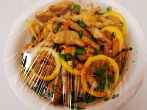 包上保鲜膜，后放冰箱冷藏4小时以上或是过夜更入味，更好吃哦，