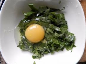 打入一个鸡蛋。