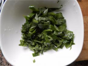 采集的车前草幼苗及嫩株，洗净，切碎。盛盘备用。