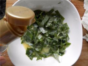 搅拌均匀后，滴点米酒。