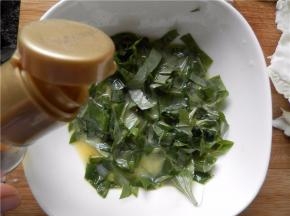 搅拌均匀后，滴点米酒。