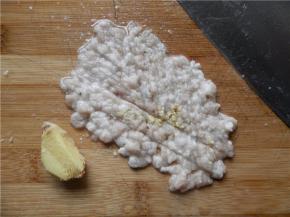 将瘦肉加1片姜，一起剁碎。