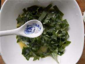 加1小勺盐。搅拌均匀。