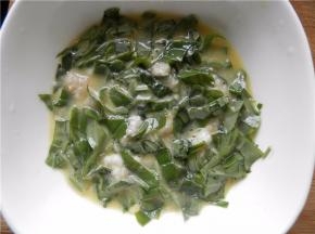 将肉末倒入菜末蛋液中。搅拌均匀。