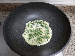 烧热后倒入蛋液，中火，先不要翻动。