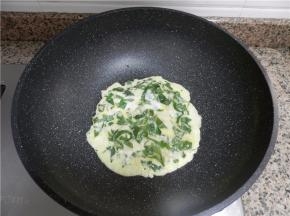 烧热后倒入蛋液，中火，先不要翻动。