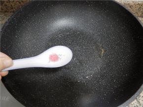 准备一个质量好的不粘锅，加少许油（好的不粘锅，一点不沾还省油）。