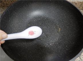 准备一个质量好的不粘锅，加少许油（好的不粘锅，一点不沾还省油）。