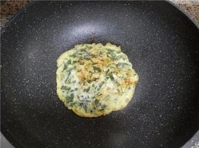 待野菜蛋液成型以后，再翻至另一面再煎。