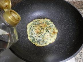 煎至金黄色，淋些酱油，即可出锅。