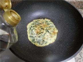 煎至金黄色，淋些酱油，即可出锅。