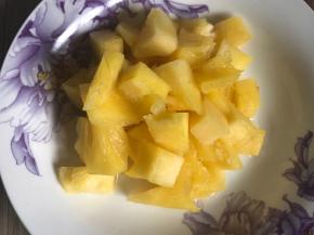 将浸泡好的菠萝，洗净沥水