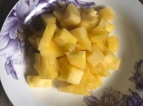 将浸泡好的菠萝，洗净沥水