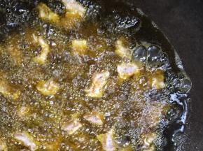 放入腌制好的猪里脊肉丁