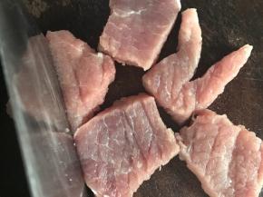 猪里脊肉切块，用刀背拍松