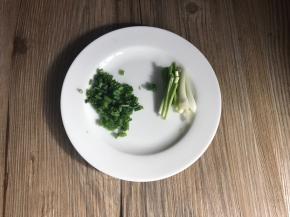 香葱摘洗干净后，分别切成葱花和葱段