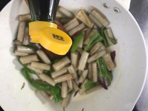 调入味精和香醋，炒匀即可