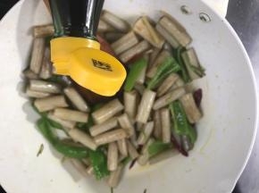 调入味精和香醋，炒匀即可