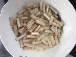 加入藕带，大火炒断生