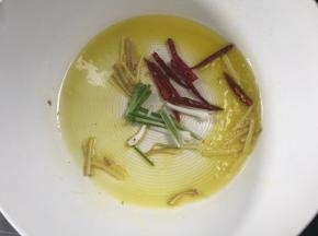 热锅烧油，放入姜丝爆香后加入干辣椒和葱段爆香